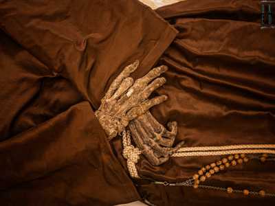 I resti del religioso appaiono �mummificati� nell�abito del suo Ordine, con le mani incrociate sul grembo di cui la destra priva dell�indice